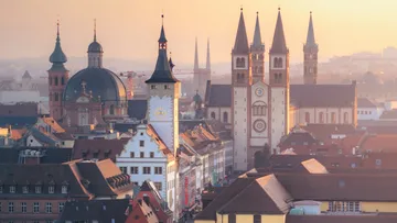 Stadtbild mit historischen Gebäuden bei Sonnenuntergang.