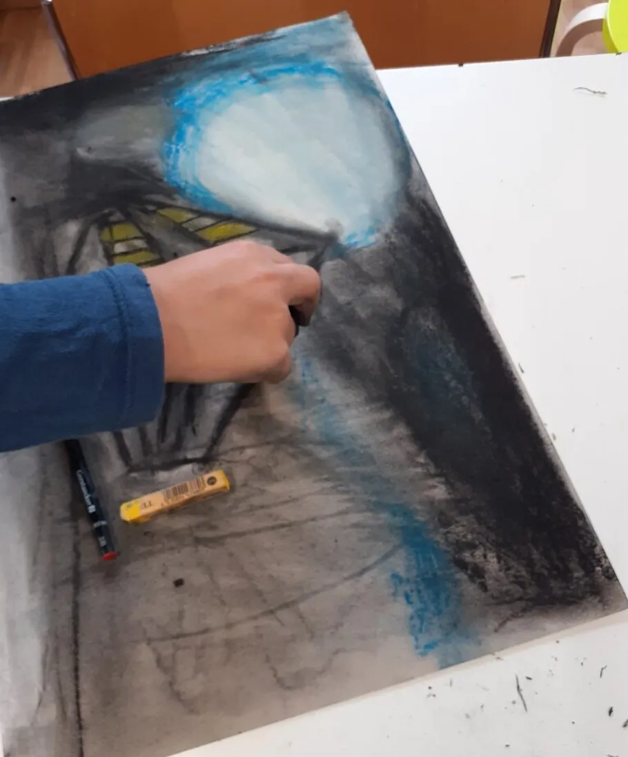 Hand zeichnet mit Pastellen auf Papier.