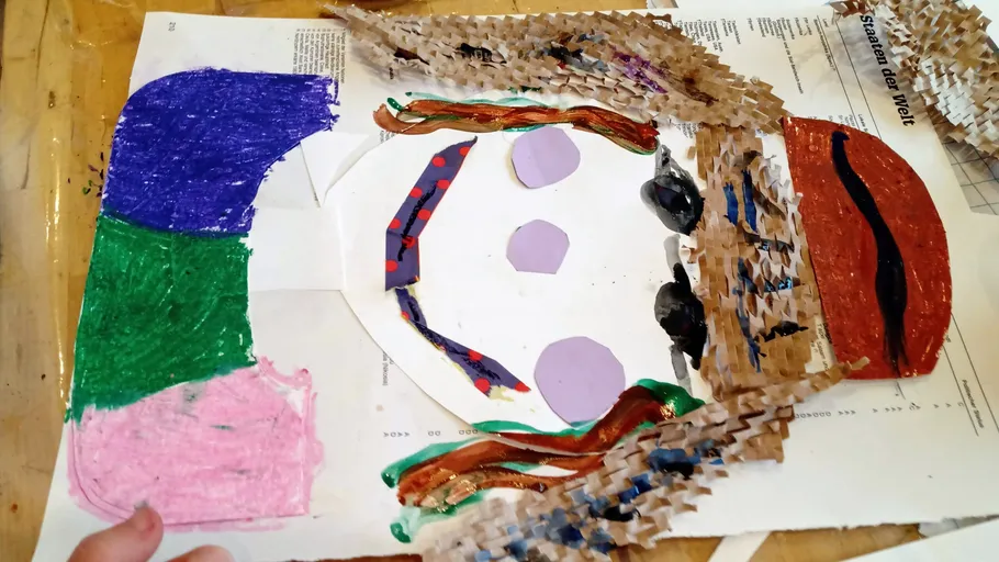 Buntes abstraktes Gesicht auf Papier.