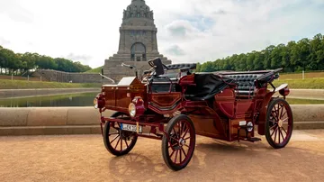 Vintage-Auto neben historischem Denkmal geparkt.