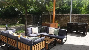 Außenbereich mit Sofas und Kissen.