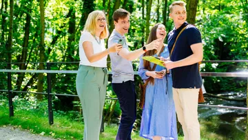 Gruppe von Freunden erkundet Waldweg.