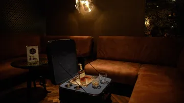 Gemütliche Lounge mit braunen Sitzmöbeln und Getränken.
