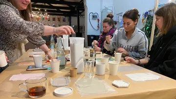 Gruppe malt am Tisch im Kunststudio.