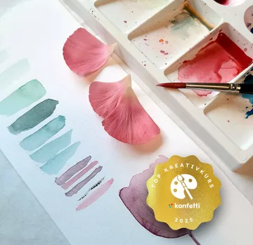 Aquarellpalette, Pinsel, rosa Blütenblätter auf Papier.