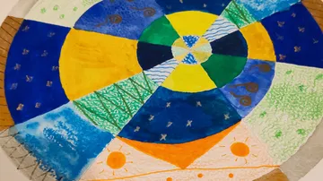 Buntes, rundes abstraktes Gemälde mit geometrischen Formen.