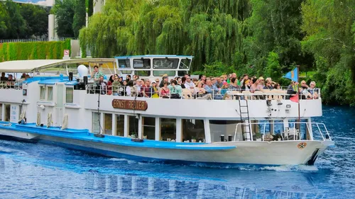 Touristenboot voller Passagiere auf einem Fluss.