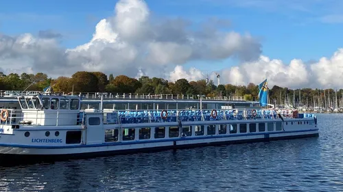 Boot namens Lichtenberg auf ruhigem Seegewässer.