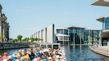Leute auf Bootstour im städtischen Kanal.