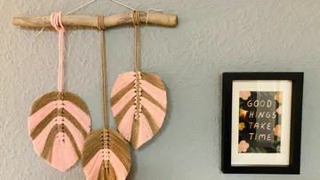 Hängedekorationen und gerahmtes Zitat an der Wand.
