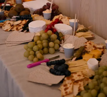 Käse- und Obstplatte auf Tisch.