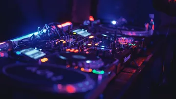 DJ-Ausrüstung mit bunten Lichtern im Studio.