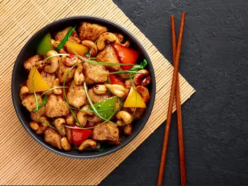 Schüssel mit gebratenem Huhn, Cashew und buntem Gemüse.
