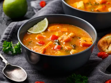 Schüssel mit bunter Suppe, Limettenscheibe oben, Dekor.