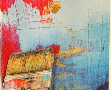 Pinsel trägt bunte Farbe auf Wand auf.