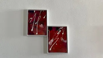 Zwei abstrakte Gemälde an einer weißen Wand.