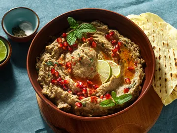 Schüssel mit Baba Ghanoush, garniert mit Granatapfelkernen.