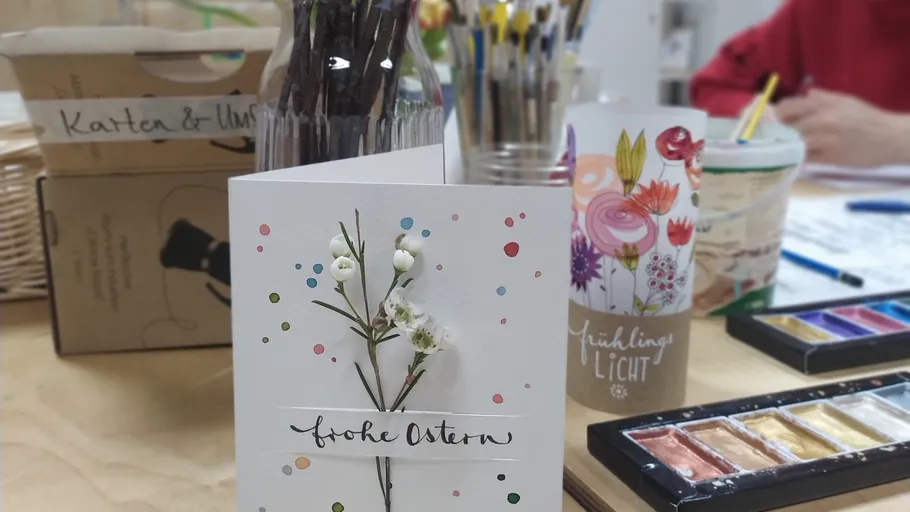 Osterkarte auf einem Basteltisch.