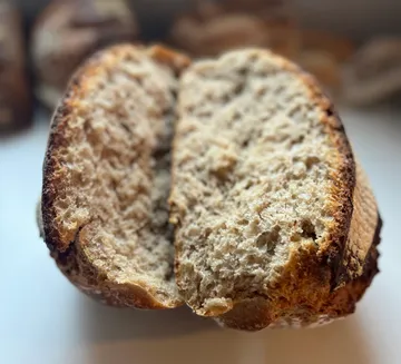 Nahaufnahme eines aufgeschnittenen Brotlaibs.