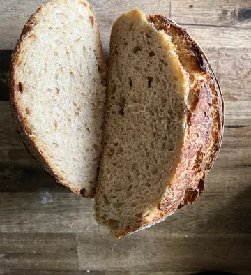 Zwei Brotscheiben auf einem Holztisch.