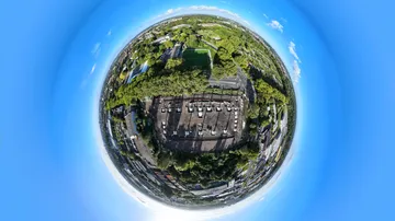Kleine Planetenansicht von Gebäuden und Bäumen.