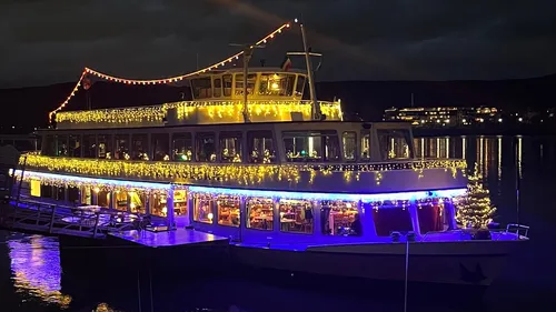 Boot mit Lichtern auf dunklem Wasser geschmückt.