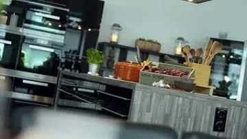 Moderne Küche mit Kochutensilien.