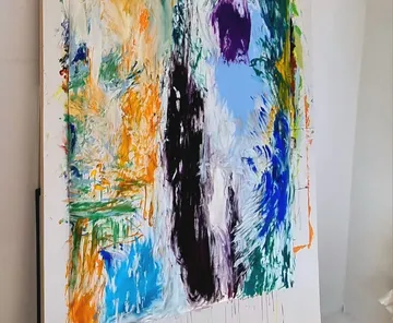 Abstraktes Gemälde mit leuchtenden Farben an einer Wand.