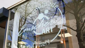 Schaufenster mit Töpfereilogo-Aufkleber.
