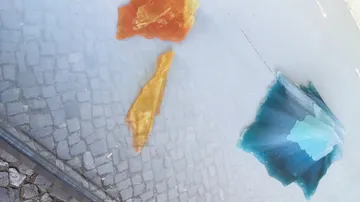 Bunte Blätter auf strukturiertem Glas.
