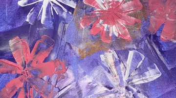 Abstrakte Blumen mit kräftigen Farben gemalt.