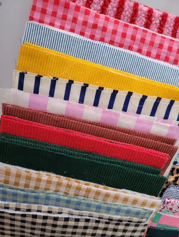 Bunte Stoffmuster in Schichten arrangiert.