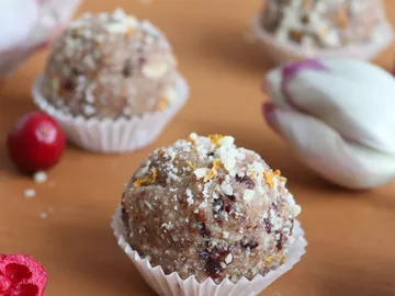 Kugelförmiges Dessert aus Teig, dekoriert auf einem Tisch.