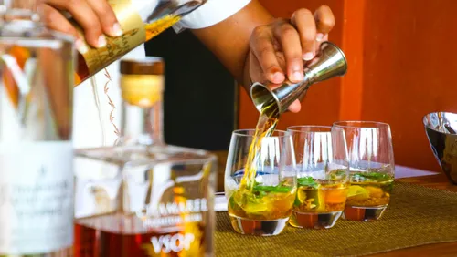 Barkeeper gießt Getränke an der Bar ein.