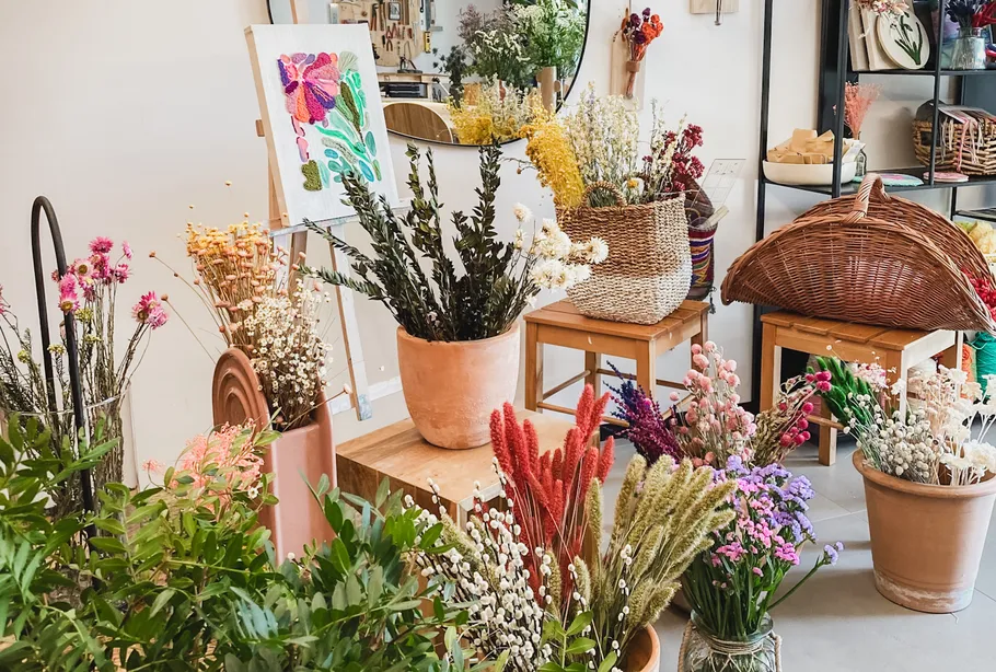 Bunte Trockenblumen in einem hellen Raum ausgestellt.