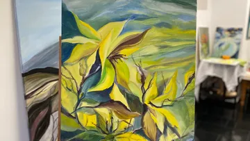 Abstraktes Gemälde von gelben Blumen im Studio.