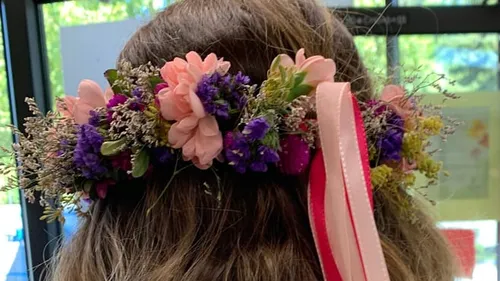 Woman with flower crown in a room.