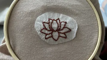 Stickerei einer Lotusblume auf Stoff.
