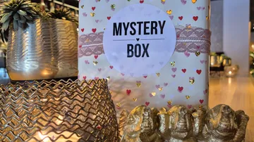 Mystery-Box von Dekoration umgeben.