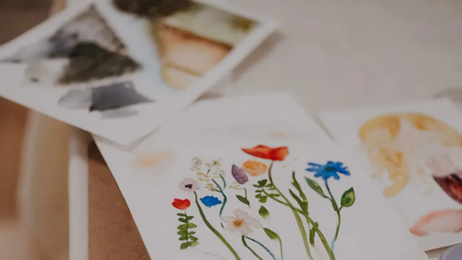 Bunte Blumenbilder auf einem Tisch.