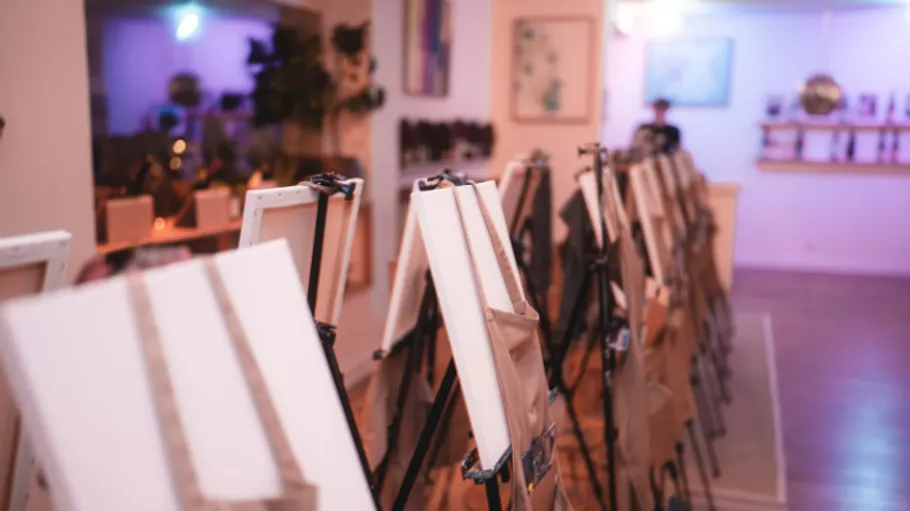 Leere Staffeleien in einem Kunststudio aufgereiht.