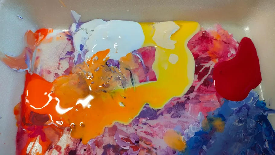 Bunte Farbkleckse in einem Tablett.