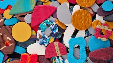 Bunte abstrakte Formen dicht aneinandergereiht.