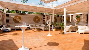 Stilvolle Outdoor-Lounge mit weißen Möbeln.
