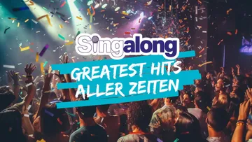 Jubelnde Menge bei buntem Konzert.