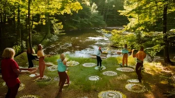 Menschen praktizieren Tai Chi in Waldesnähe.