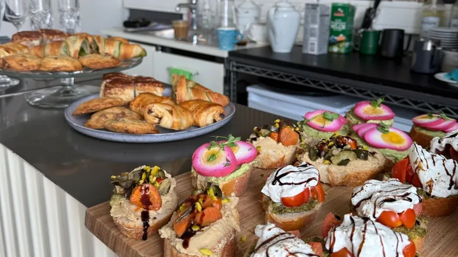 Bunte Vorspeisen und Gebäck in einer Küche.