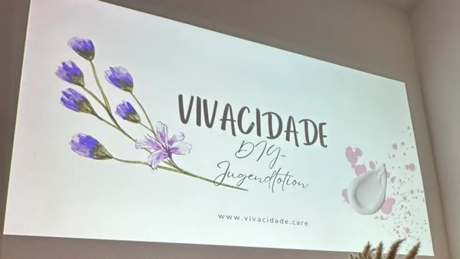 Florales Design mit Text auf weißem Hintergrund.