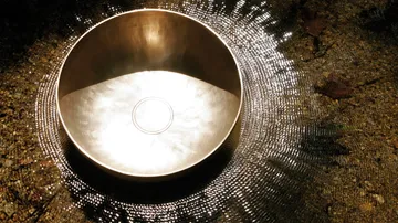 Goldene Schale erzeugt Wasserwellen.