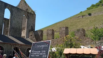 Tafelmenü im Hof von Weinbergruinen.